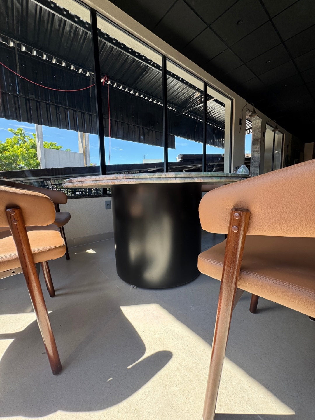 Ambiente de jantar com mesa Alfaia em pedra natural