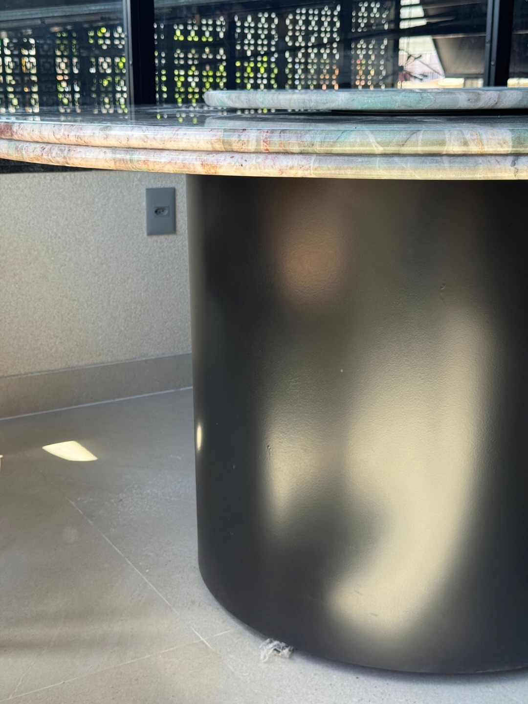 Detalhe de base preta cilíndrica Alfaia