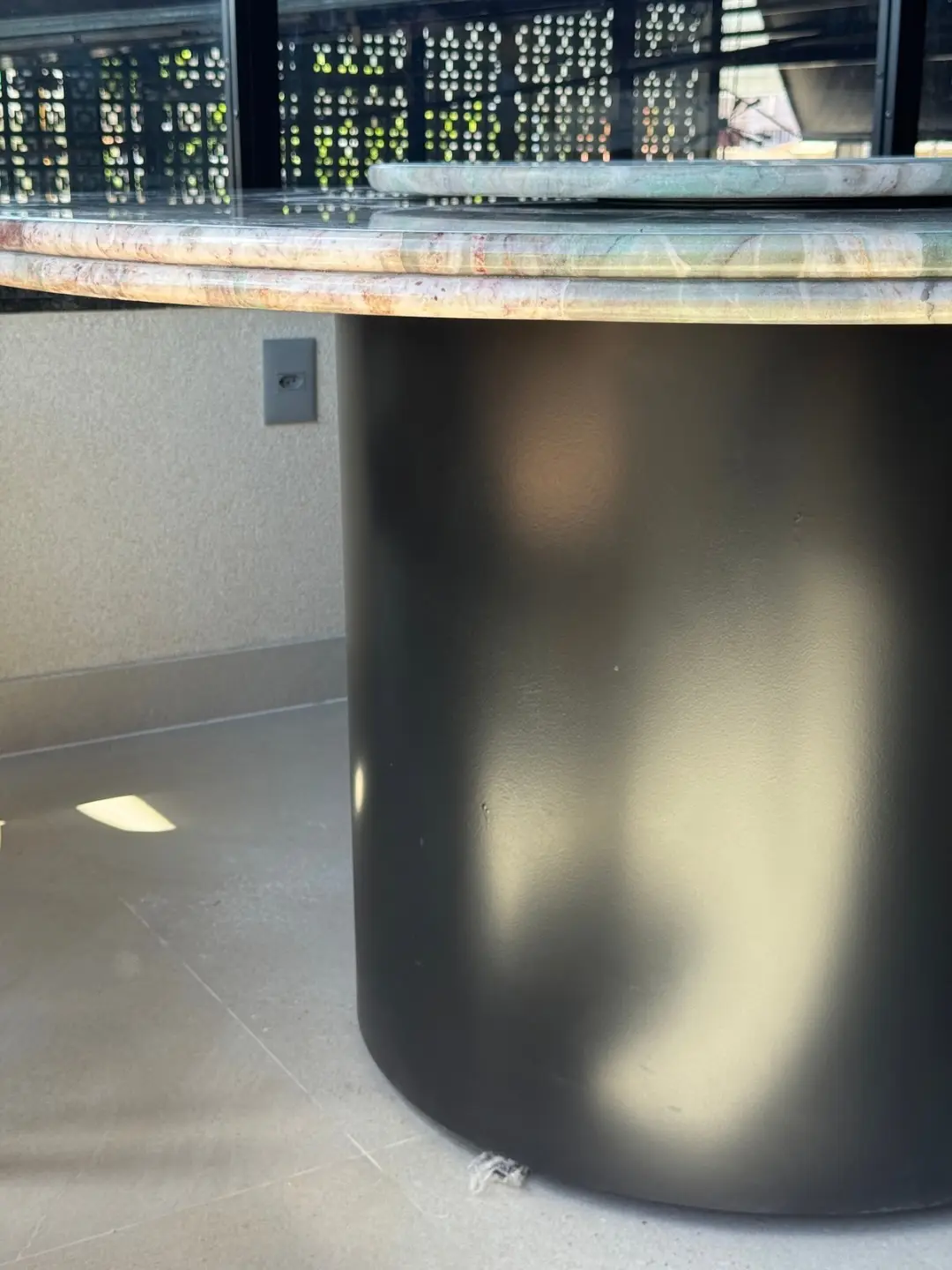 Detalhe de base preta cilíndrica Alfaia